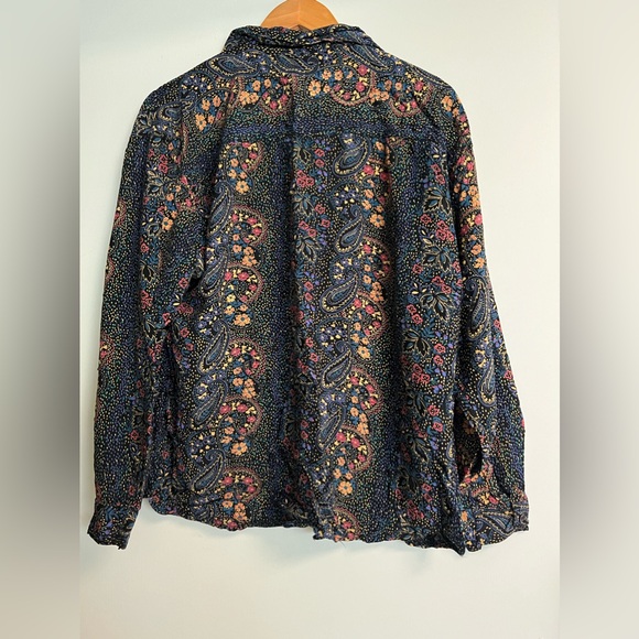 🎄$5🎄 Paisley Print Button Down - Picture 2 of 5